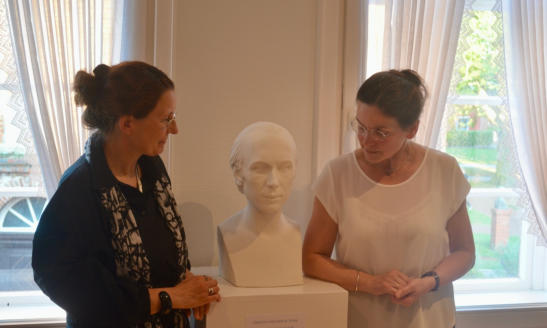 Dr. Claudia Czok (Schadow-Gesellschaft) und Dr. Kerstin Gräfin von Schwerin (Voß-Gesellschaft) bei der Übergabe der Büste